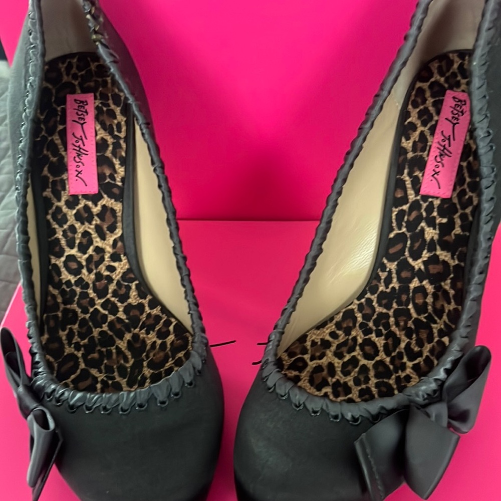 Betsey Johnson Nelson dark grey satin pumps size 8